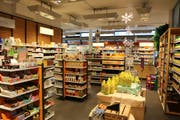 Blick in das Müller-Reformhaus in Wil: Die Produktpalette ist erlesen und sehr breit und kommt bei den Kunden gut an. Bilder: Hans Suter
