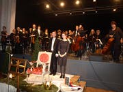 Der Orchesterverein Nidwalden entführte das Publikum in eine musikalische Märchenwelt. Vorne Dirigent Tobias von Arb und Märchenerzählerin Tanja Murer. (Bild Kurt Liembd (Stans, 19. Januar 2019))