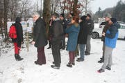 Die besorgten Anwohnerinnen und Anwohner informieren sich über den geplanten Bau von sieben Windkraftwerken. (Bild: Florian Beer)