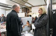 Schwellenabbau: Salome Lüthy im Gespräch mit einem Besucher. (Bild: Christine Luley)