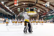 Die Zuger feiern den Sieg – allen voran Goalie Sandro Aeschlimann, der kein Tor kassierte. (Bild: Cyril Zingaro/Keystone (Fribourg, 19. Januar 2019))