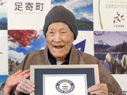 Masazo Nonaka, der älteste Mann der Welt, ist im Alter von 113 Jahren gestorben. Im April 2018 war er vom Guiness-Buch der Rekorde mit einem Zertifikat bedacht worden, dass ihn als ältester Mann der Welt anerkannte. (Bild: KEYSTONE/AP Kyodo News/MASANORI TAKEI)