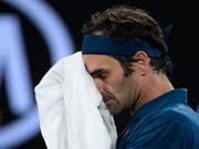 Fand kein Mittel gegen den jungen Griechen Stefanos Tsitsipas: Roger Federer scheiterte in Melbourne bereits im Achtelfinal (Bild: KEYSTONE/AP/ANDY BROWNBILL)