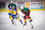 Uzwil-Captain Alain Rüfenacht versucht Wils Andreas Ambühl am Abschluss zu hindern. So gut wie in dieser Szene gelang dies den Gästen selten. (Bild: Ralph Ribi)
