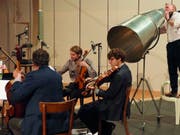 Das Henosode-Quartett und Klaus Brömmelmeier mit der Flüstertüte proben für den Theaterabend «Henosode» von Ruedi Häusermann. Uraufführung ist am 29. Januar 2019. (Bild: Schauspielhaus Zürich)