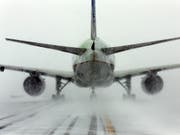 Gestrandet in eisiger Kälte: Passagiere mussten während Stunden in einer Maschine der US-Fluggesellschaft United Airlines im Nordosten Kanadas ausharren. (Bild: KEYSTONE/AP/NAM Y. HUH)