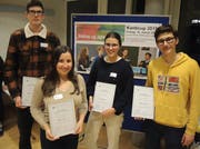 Die Finalistinnen und Finalisten des Kanti Cups von «Jugend debattiert» in der Kategorie II: (von links) Samuel Achermann (3.), Siegerin Alena Egli), Lia Blättler (2.) und Pablo Mathis (3.). (Bild: PD)