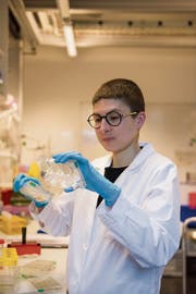 Anna Stern begutachtet im Chemielabor an der ETH in Zürich einen Stamm mit antibiotikaresistenten Keimen. (Bild: Thomas Hary)