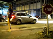 Eine Prostituierte wartet auf Kundschaft auf dem Strassenstrich im Quartier Sebeillon in Lausanne. (Bild: Keystone/JEAN-CHRISTOPHE BOTT)