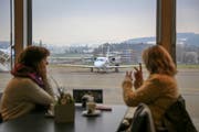 Im Airport-Restaurant verfolgen Schaulistige das Spektakel. (Bild: Raphael Rohner)