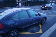 Das Fahrzeug muss rundherum von Eis und Schnee befreit sein.