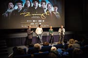 Zwingli sei endlich ins Toggenburg zurückgekehrt, sagt Peter Bötschi (ganz links), Leiter des Kino Passerelle. Hauptdarsteller Max Simonischek, Produzentin Anne Walser und Regisseur Stefan Haupt (von links) stellen sich an der Premiere den Fragen aus dem Publikum. (Bild: Christian Regg)