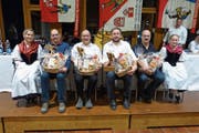 Die neuen Ehrenmitglieder (von links): Hans Vogler, Alois Kathriner, Bruno Niederberger und Edi Burch. Sie werden flankiert von Karin Ettlin (links) und Fabienne Michel. (Bild: Franz Niederberger)