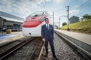 Stadler-Inhaber Peter Spuhler vor dem Hochgeschwindigkeitszug für die SBB. (Bild: Urs Bucher)