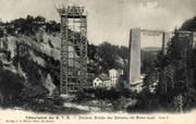 Vom Gerüstturm beim Elektrizitätswerk Kubel aus wurde der stählerne Mittelteil des SOB-Sitterviadukts montiert. Ansichtskarte von 1908. (Bilder: Sammlung Reto Voneschen)
