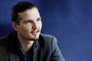 Johannes Eiholzer im Gespräch in seinem Wahllokal an der Freie Strasse. (Bild: Donato Caspari)