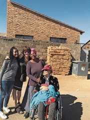 Für einmal unbeschwert trotz schwieriger Vergangenheit, Krankheit und Elend ringsherum: Cristina Karrer (2. v. l.) mit ihrer Mutter, der afrikanischen Pflegerin Susy und deren Tochter in Johannesburg. (Bild: pd)