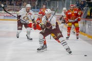 Servette Genfs Timothy Kast (vorne) gegen Biels Toni Rajala (Bild: Estelle Vagne/Freshfocus (Biel, 21. September 2018))