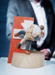 Nachhaltigkeit auch beim Logo: Die Esaf-Skulptur hat Künstler Stephan Schmidlin aus dem Holz des Chamer Mammutbaums erschaffen. (Bild: Stefan Kaiser (Zug, 14. November 2016))
