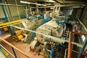 Zwei dieser Heizkessel im Kesselhaus versorgen heute die Viscosistadt mit Wärme. (Bild: PD)