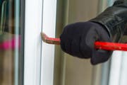 Der oder die Täter verschafften sich den Zugang meist durch Türen oder Fenster. Zum jetzigen Zeitpunkt sind 15 Liegenschaften betroffen. (Symbolbild: Kapo SG)