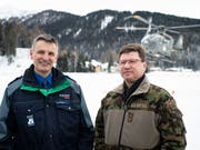 Sie sorgen für die Sicherheit in Davos: Der Bündner Polizeikommandant Walter Schlegel (links) und Korpskommandant Aldo Schellenberg. (Bild: KEYSTONE/GIAN EHRENZELLER)