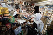 Kann künstliche Intelligenz auch Empathie entwickeln? Eine Japanerin mit ihrem neuen Freund, dem Roboter.Keystone