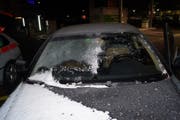 Nur die halbe Frontscheibe freigekratzt. (Bilder: Zuger Polizei)
