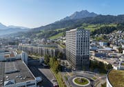 Blick von Norden auf die geplante Nidfeld-Überbauung mit dem Nordplatz und dem Hochhaus im Vordergrund. (Visualisierung: Business Images AG)