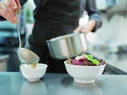Die jüngste Ausgabe der Gastronomie-Bibel Guide Michelin hat in Frankreich einen Spitzenkoch ganz besonders verärgert. (Bild: KEYSTONE/GAETAN BALLY)