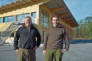 Die beiden Mittelthurgauer Revierförster Hansruedi Gubler und Roman Guntersweiler vor dem neuen Forsthof. (Bild: Mario Testa)