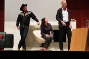 Von links Albert Kraft (Dominik Gasser), der nach Amerika ausgewanderte Schulfreund von Judith Keller (Gabriela Imfeld), und Georg Keller (Karlheinz Ming). (Bild: PD)