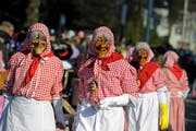 «Wöschwiiber» am Fasnachtsumzug 2012 in Kriens. (Bild: Pius Amrein (Kriens, 21. Februar 2012))
