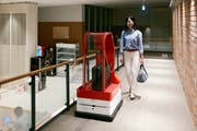 Ein Robo-Page bringt das Gepäck auf das Zimmer. Bild: EPA (Sasebo, 16. Juli 2015)