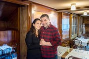 Stavros und Tiziana Ghiatras kurz vor der Eröffnung von «Kostas, der Grieche» im ehemaligen «Trübli» an der Ecke Goliathgasse/Magnihalden in der nördlichen St.Galler Altstadt. (Bild: Michel Canonica - 8. Dezember 2017)