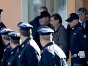 Der ehemalige Linksterrorist Cesare Battisti ist am vergangenen Montag nach jahrzehntelanger Flucht in Rom eingetroffen. In Italien soll er für seine Beteiligung an vier Tötungsdelikten eine lebenslange Haftstrafe verbüssen. (Bild: KEYSTONE/AP/ALESSANDRA TARANTINO)