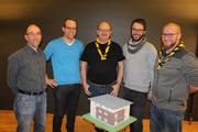 Engagieren sich für das Pfadiheim Uri, das sie im Modell bereits vor sich haben (von links): Iwan Meyer, Marco Grepper, Othmar Arnold, Renzo Imhof und David Walker. (Bild: Markus Zwyssig (Altdorf, 20. Januar 2019))
