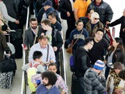 Das Sicherheitspersonal an US-Flughäfen arbeitet seit mehr als vier Wochen ohne Lohn. Die Wartezeiten an den Kontrollstellen liegen an den wichtigen Flughäfen in den USA aber weiterhin im normalen Rahmen von bis zu 30 Minuten. (Bild: KEYSTONE/AP/MARK LENNIHAN)