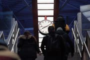 Bei massiven Zugverspätungen sollen Passagiere künftig mehr als nur einen Kaffeebon erhalten. (Bild: Keystone)