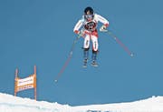 Gianluca Amstutz überspringt im Abfahrtstraining auf dem Lauberhorn den Hundschopf. (Bild: Sven Thomann/Freshfocus (Wengen, 16. Januar 2019)