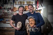 Maskenschnitzer Markus Zimmermann (links) und alt-Gallivater Jörg Küchler (rechts) planen ein Bööggentreffen in Kriens. Auf dem Bild sind die beiden mit Holzmasken im Atelier von Markus Zimmermann mit originalen, selbstgeschnitzten Krienser Masken zu sehen. (Bild: Pius Amrein (Kriens, 21. Januar 2019))