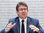 SVP-Präsident Albert Rösti erläutert die Positionen der Partei zu Landwirtschaft und Siedlungsentwicklung. (Bild: KEYSTONE/PETER SCHNEIDER)