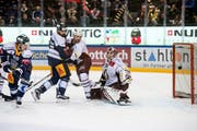 Die Zuger Sven Senteler und Fabian Schnyder gegen Servetts Mauro Dufner und Goalie Gauthier Descloux (von links). (Bild: KEYSTONE/Alexandra Wey, 22. Januar 2019)