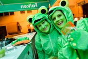 Die beiden Froschdamen hüpfen durch die Bechtelisnacht. (Bild: Donato Caspari)