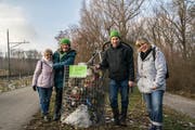 Vertreter der Grünen beim Mahnmal aus Abfall: Regina Rosin, Cornelia Wetzel, Didi Feuerle, Gisela Schreiber. (Bild: PD)