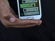 Kampf gegen «Fake News»: Fortan kann im Messengerdienst Whatsapp eine Nachricht nur noch an fünf Empfänger auf einmal weitergeleitet werden. (Bild: KEYSTONE/AP/MUHAMMED MUHEISEN)