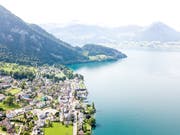 Links ist das Dorf Vitznau zu sehen. Die Strasse nach Gersau (hinten im Bild) soll nur für sechs Wochen gesperrt werden. (Bild: Roger Grütter, Vitznau, 28. Mai 2018)