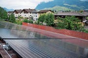 Eine Solaranlage auf einem Stanser Hausdach. (Bild: Corinne Glanzmann)
