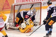 Torhüter Tobias Stephan, oben, von Zug verletzt sich in dieser Aktion gegen Marco Pedretti, unten, von Biel am 18. Januar, in Zug. (Bild: KEYSTONE/Urs Flueeler)