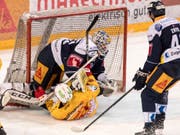 Tobias Stephan verletzte sich in dieser Aktion gegen den Bieler Marco Pedretti (Bild: KEYSTONE/URS FLUEELER)